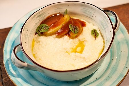 Каша рисовая с яблоком и корицей