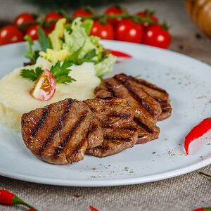 Медальоны из говядины с молодым картофелем