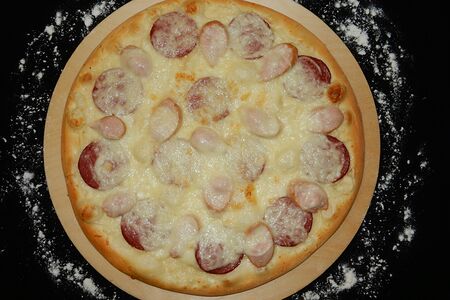 Пицца с салями и сосисками сливочная основа