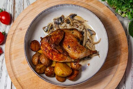 Цыпленок с картофелем и грибным соусом