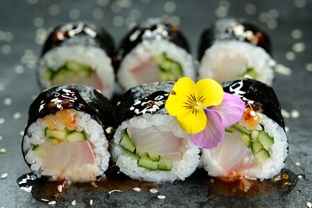 Малый ролл с морским окунем