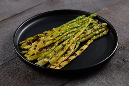 Зеленая спаржа на гриле