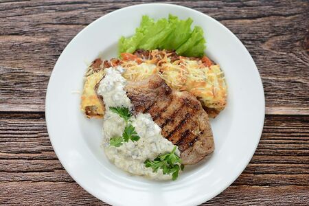 Свиная корейка с грибным соусом
