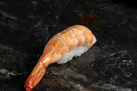 Суши с креветкой