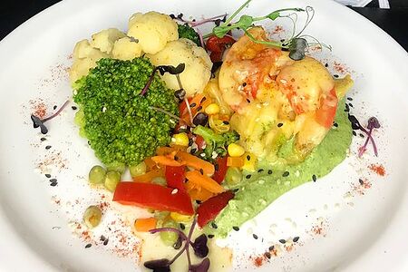 Филе рыбы со шпинатным соусом и с запеченными овощами