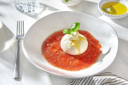 Буррата с помидорной сальсой