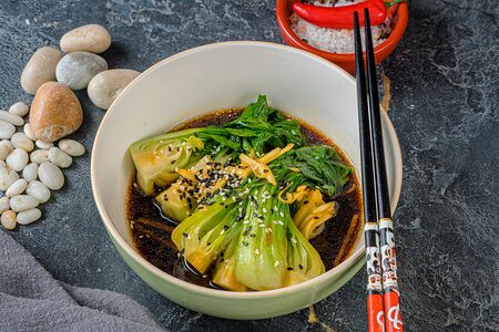 Пак-чой с имбирём в кунжутном соусе