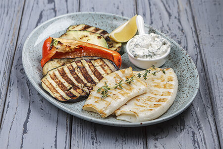 Кальмар и овощи на гриле с соусом тартар