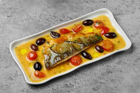 Ванильный сибас, томаты, каламата