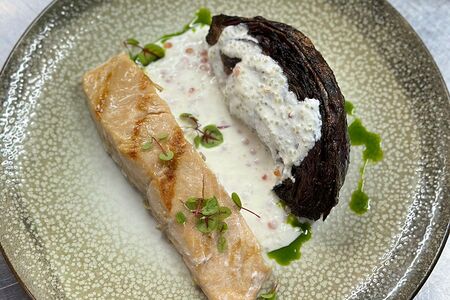 Стейк из форели с капустой и икорным соусом