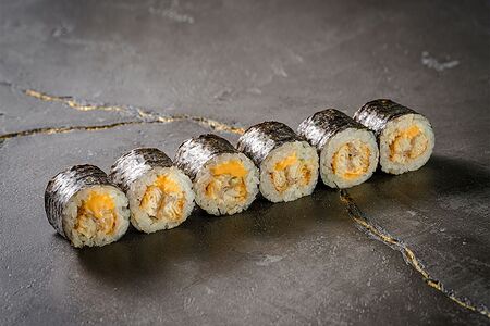 Классический Ролл с копченым угрём и соусом спайси