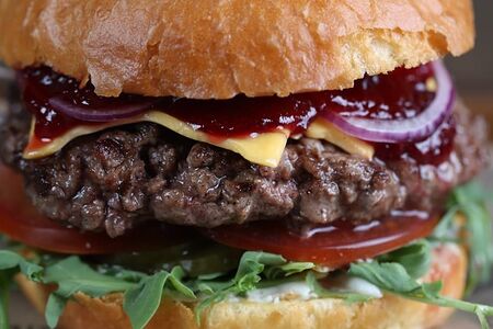 Бургер с брусничным соусом