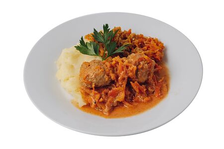 Тефтели с тушеной капустой и картофельным пюре