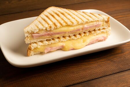 Сэндвич с ветчиной и сыром