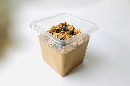 Карамельный пудинг с гранолой