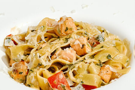 Фетучини с форелью и шпинатом в сливочном терияки