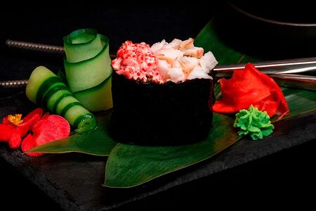 Гункан с креветкой и лавой