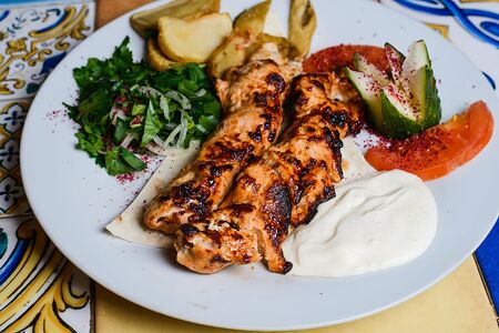 Шашлык куриный на тарелке