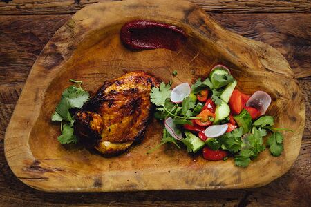 Цыплёнок, свежие овощи и ароматное масло