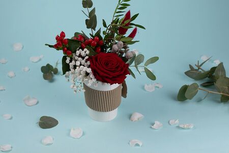 Букет цветов Красная роза с ягодами в стаканчике