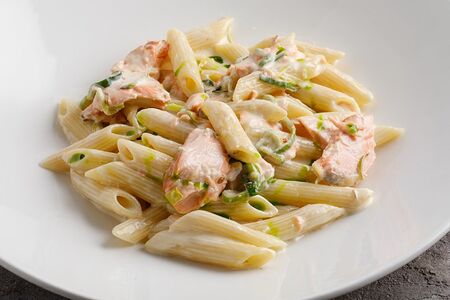 Пенне с копченым лососем