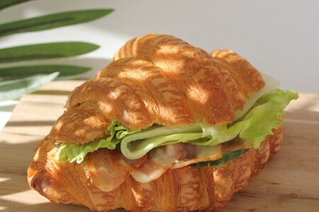 Круассан с беконом