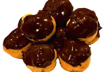 Профитроли с шоколадно-ореховым кремом