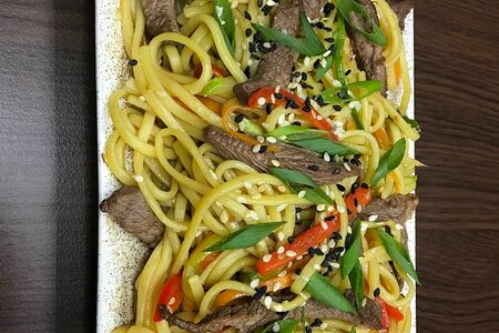 Яичная лапша с овощами и говядиной