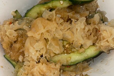 Коралловый гриб с огурцом и соевым медом