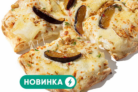 Сырная Бри со сливой и орехами