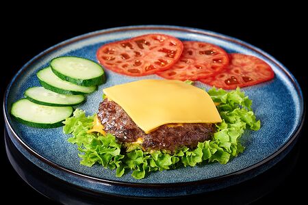 Бургер на листьях салата