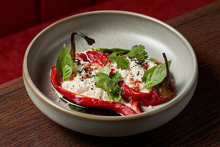 Перцы Рамиро со страчателлой и кахетинским маслом