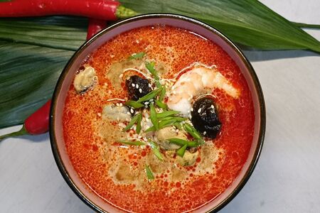 Том ям с морепродуктами
