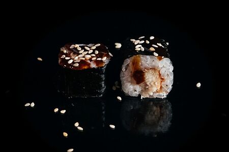 Ролл с угрём