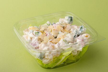 Салат с ветчиной и ананасами