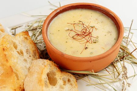 Паштет из куриной печени и грибов с топленым сливочным маслом и абрикосовым конфитюром