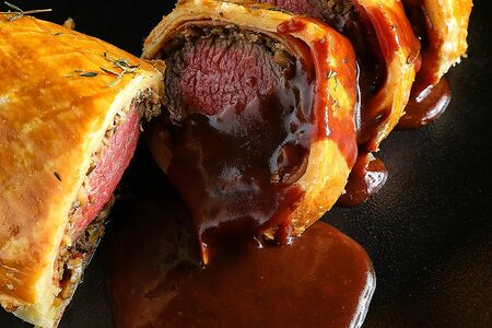 Говядина Веллингтон с пармской ветчиной, грибами и трюфельной пастой