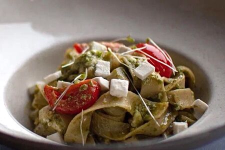 Паста с соусом песто, сыром фета и томатами