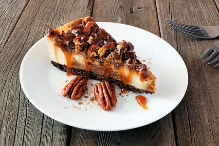 Чизкейк сникерс с карамельным соусом