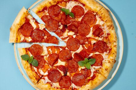 Пепперони с томатами