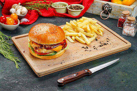 Бургер с курицей и картофелем фри