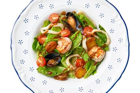 Теплый салат с морепродуктами