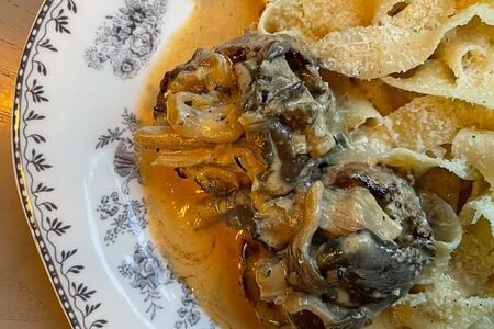 Медальоны с грибным соусом и паппарделле с сыром