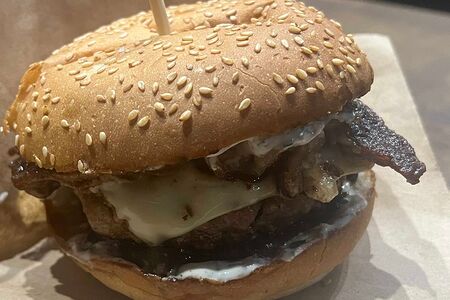 Бургер с говядиной, беконом и грибами