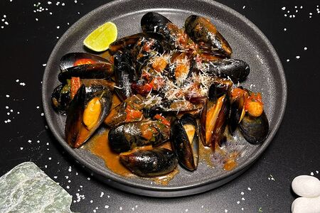 Тарелка мидий в томатном соусе