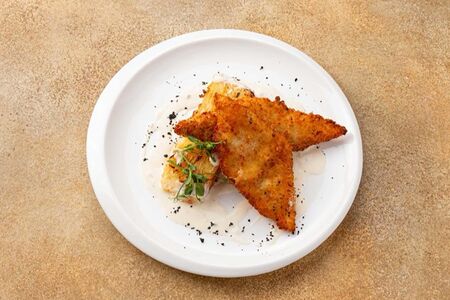 Судак в панировке с гратеном и овощами