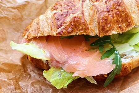 Круассан с лососем и крем чиз