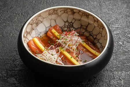 Севиче из лосося с манго и соусом сливовое шисо