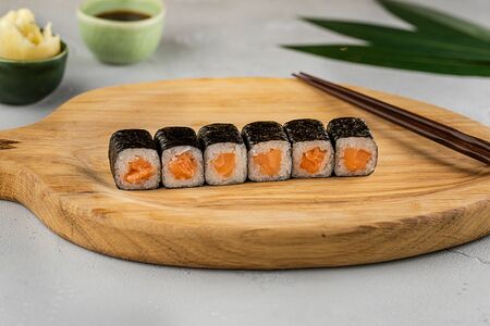 Ролл с лососем