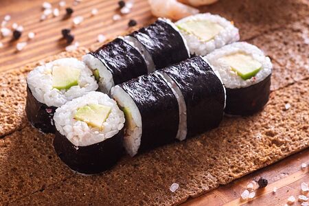 Ролл с авокадо